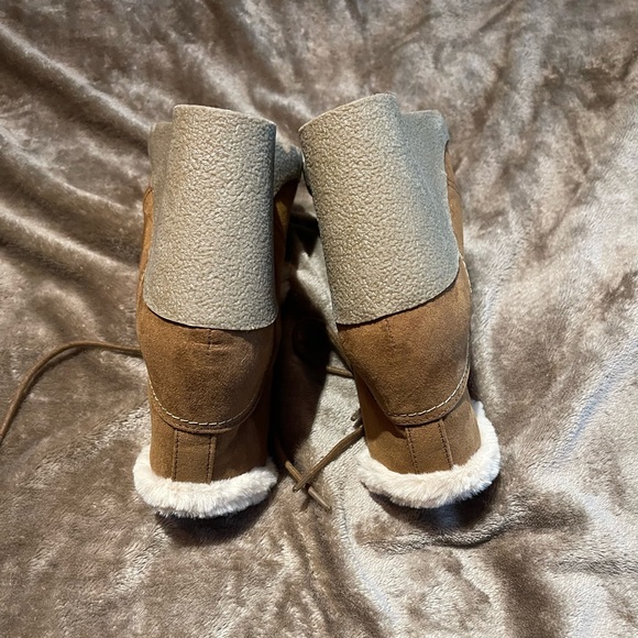 Unionbay ankle boot tan wedges. Faux fur trim. Size 6.5. Hardly worn. - Picture 6 of 8